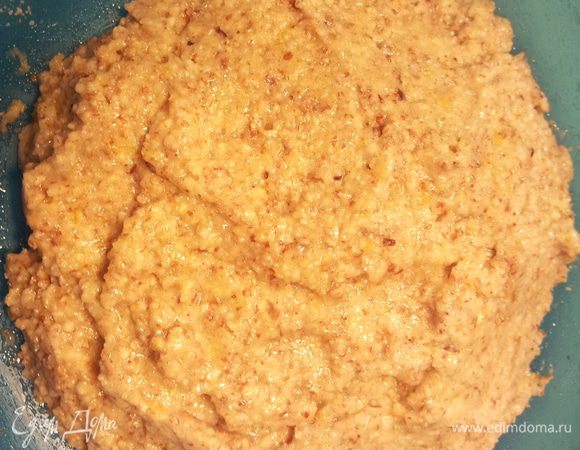 Вот что получается. Мокрыми руками формируем шарики, кладем на протвень и приплюсуем их. Ну или можно ложкой выложить. Ставим в духовку на 15 минут.