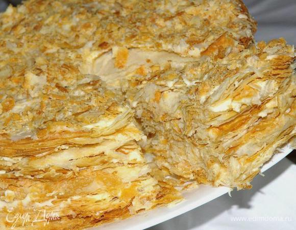 Удивите себя и гостей шедевром из слоеного теста — знаменитым тортом «Наполеон»: http://www.edimdoma.ru/recipes/35510.