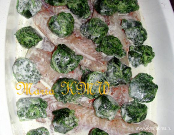 Укладываем филе на дно формочки для запекания. Поливаем частью сливок, приправляем и солим. Поверх укладываем  шпинат, у меня вот такие порционные шарики.