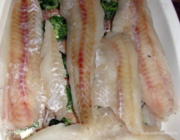 Поверх шпината укладываем очередной слой филе, поливаем остатком сливок, приправляем и солим. Выкладываем на кусочки порезанную моцареллу. 
