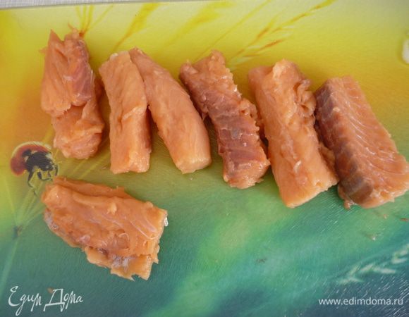 Филе форели разделить на брусочки.