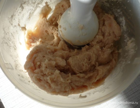 Филе судака порезать и измельчить в блендере.