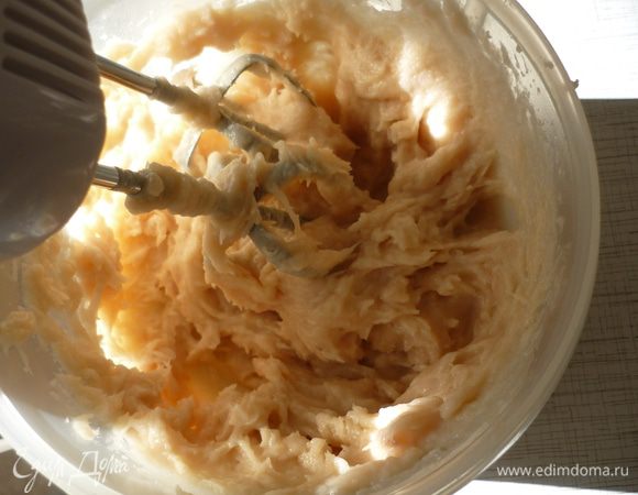 Добавить к рыбе белки и сливки, взбить миксером. Посолить, поперчить фарш.