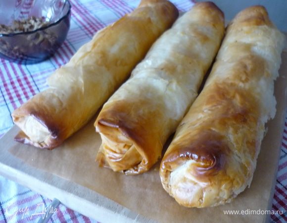 У меня получилось три рулета. Выкладываем на бумагу для выпечки и выпекаем в духовке при 180 гр. в течение 30 минут.