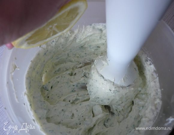 Пока рулеты остывают, готовим соус. С помощью блендера смешиваем брынзу, мягкий сыр, зелень, сок лимона.