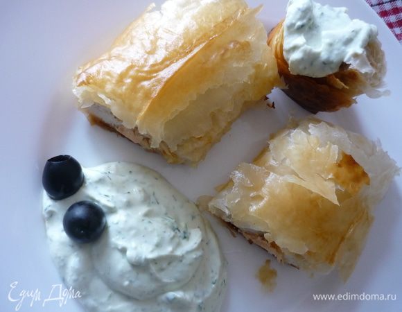 Нарезать рулеты на порции, подавать с соусом и оливками.