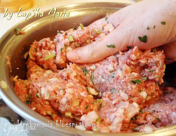 Самый важный момент приготовления - это замес фарша. От того как хорошо вы это сделаете будет зависит сочность и форма ваших кебабаов. Фарш нужно вымешивать около 10-15 минут. Бить его ладошками, мять кулаками, поднимать повыше и кидать в миску. Всё это позволит фаршу стать однородным и насытиться воздухом, тогда кебабы будут воздушными и сочными. Утрамбовываем фарш в миске, накрываем пленкой, кладем тарелку и ставим что-нибудь тяжелое сверху. Убираем в холодильник на ночь.  