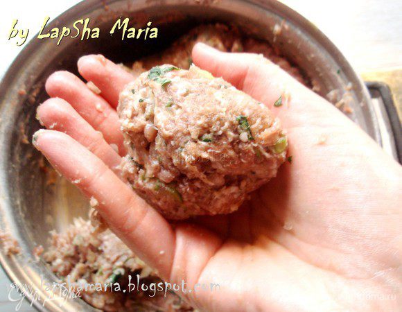 За ночь фарш хорошенько промаринуется в специях, луке и зелени и станет чарующие ароматным. Теперь нам надо насадить кебабы на шампуры. Это тоже очень важный процесс, поскольку кебабы нужно хорошо закрепить, иначе они могут упасть с шампуров. Очень много дельных советов есть у Виктории вот в этом рецепте http://www.edimdoma.ru/retsepty/23699 Я ей очень благодарна за них, теперь у меня всегда отлично получаются кебабы. Хочу детально вам показать как сформировать кебабы так, чтобы они не слетали с шампура и хорошо приготовились. Итак, скатаем шарик размером, примерно как тефтеля. 