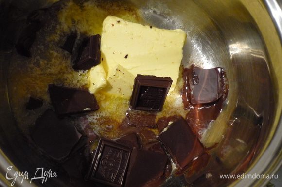 Шоколад поломать на кусочки, растопить на водяной бане вместе с маслом.