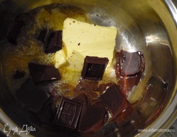 Шоколад поломать на кусочки, растопить на водяной бане вместе с маслом.