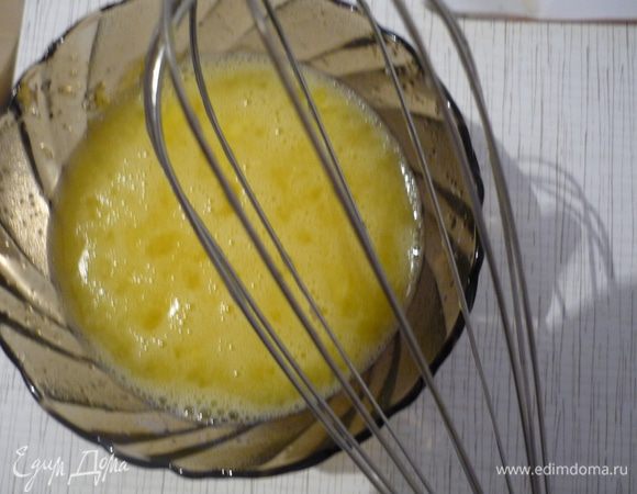 Яйца слегка взбить с сахаром.
