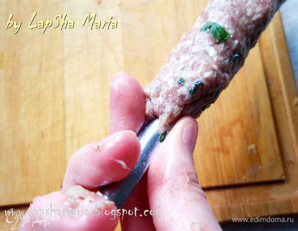 Ещё одна важная хитрость заключается в том, что нужно с каждого края хорошо прижать фарш к шампуру, как бы прищемить. Потому что именно с краев он и начинает рваться при готовке.