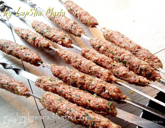 На каждый шампур у меня помещается по два кебаба, а всего их вышло 14 штук на 7 шампурах.