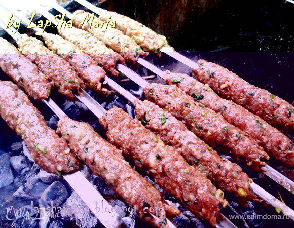 На подготовленные угли со средним жаром выкладываем кебабы. На всякий случай можете приготовить решетку, если даже в первый раз у вас захочет слететь кебаба, то переложите его на решетку и доготовьте. Периодически переворачиваем кебабы, подрумянивая его со всех сторон.