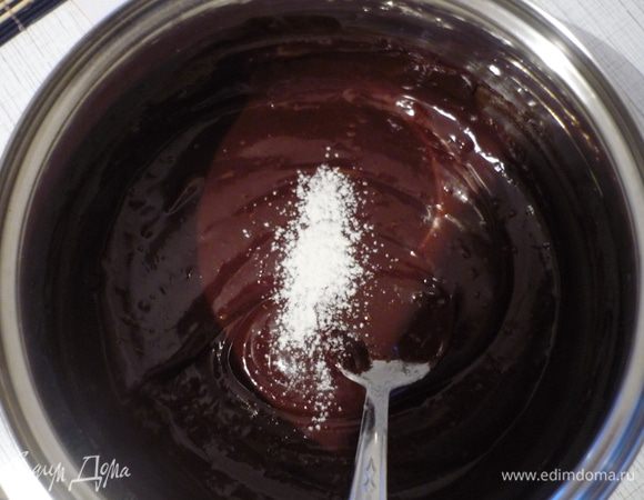 В растопленный, чуть остывший шоколад добавить яичную смесь. Затем муку и коньяк. Перемешать.