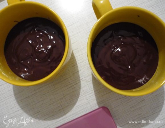 Две чашки смазать сливочным маслом, выложить тесто.