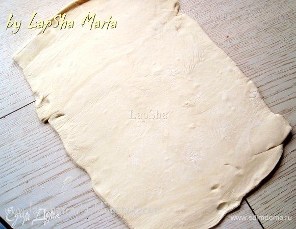 А пока кебабы готовятся, можно приготовить вкусные слоеные лепешки. Нет ничего проще. Слегка раскатаем пласт теста. 