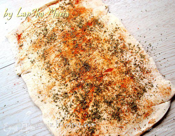 Обильно присыпаем его солью, перцем, паприкой и петрушкой. 