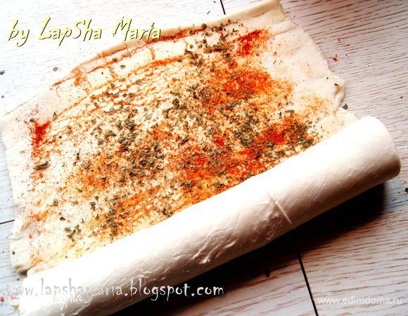 Скатаем в рулет, плотно прижимая.