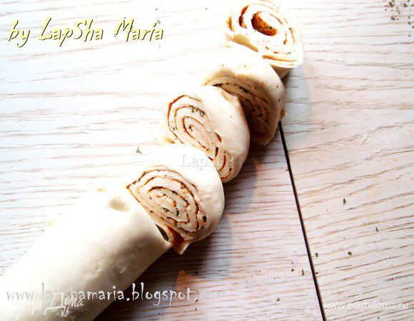 Рулет порежем на кругляшки примерно 1,5 см. в ширину.