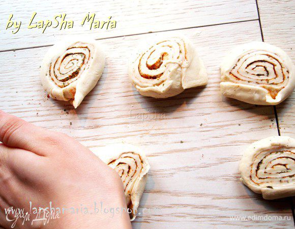 Каждый кругяшок придавим ладонью.