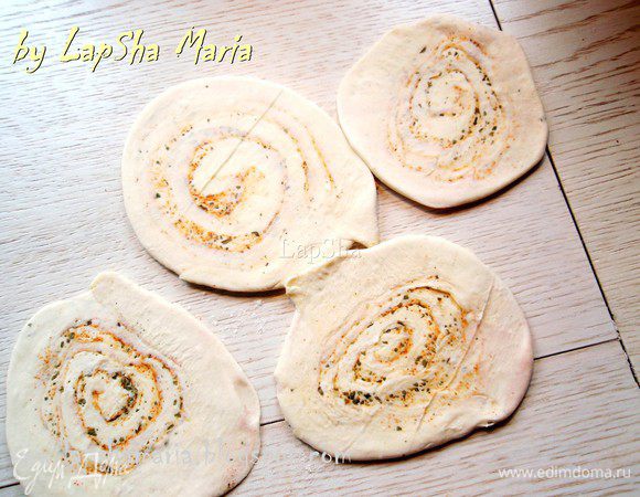 И раскатаем довольно тонко, получаются лепешки с красивым спиральным рисунком.