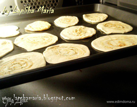 Противень смазываем оливковым маслом, выкладываем лепешки. Запекаем в духовке при температуре 200С. Через 15 минут я их перевернула, что впрочем не обязательно и выпекала ещё минут 10. Проверьте готовность надломив одну лепешку, тесто в центре должно быть проготовлено. 