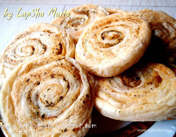 Лепешки получаются больше похоже на слоеные булочки, очень ароматные и симпатичные. Прекрасно подходят к кебабам и отлично сочетаются с томатными соусами.