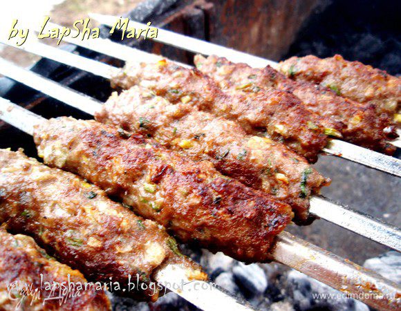 Тем временем кебаб уже готов, Проверить его можно надрезав до основания и убедиться что мясо у шампура готово, также можно проткнуть зубочисткой, должен выделиться прозрачный сок, а не розовый или просто попробовать, что я обычно и делаю =))