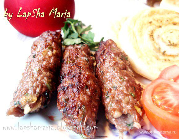 Кебабы отлично идут с томатными соусами или просто помидорами, а в прикуску со слоеными лепешками - просто супер! Буду очень рада, если рецепт вам пригодиться в преддверии майских праздников. Приятного вам аппетита и хорошего отдыха на природе! 