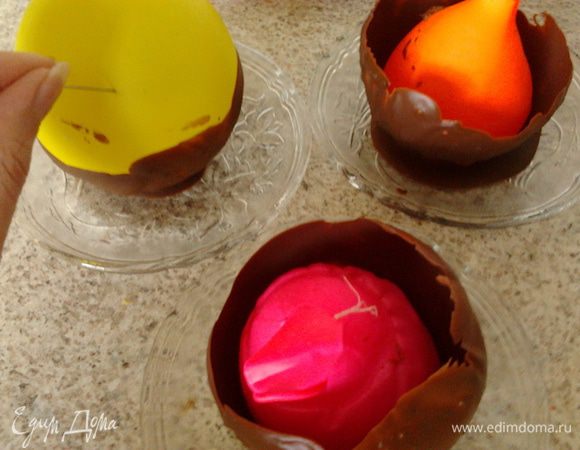 достать шарики с морозилки и проткнуть иголкой