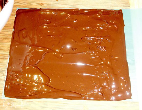 Распределите шоколад на поверхность уголка и уберите на несколько секунд в холодильник. Не передержите! Нам необходимо, что бы шоколад начал остывать, но полностью не схватился. 