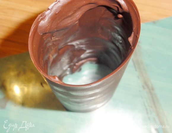 Оставьте тубус в холодильнике до полного застывания. Только теперь вы можете снять уголок. 