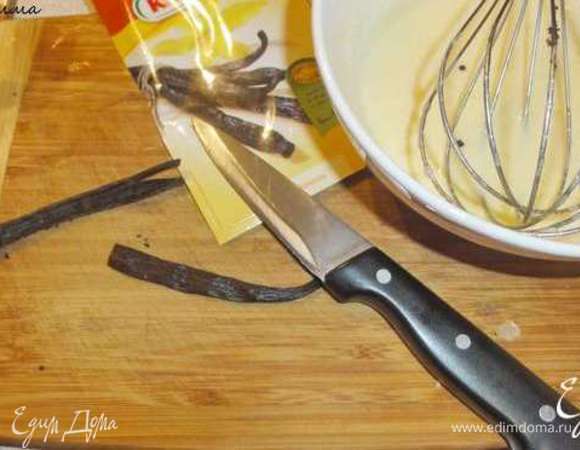 Ну а теперь сам десерт.  Для начала нам необходимо сварить заварной крем. Разрежьте ванильный стручок вдоль и  выньте семена.