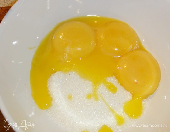 Разотрите семена с сахаром, а сам стручок положите в емкость с молоком и сливками. Хорошо взбейте желтки с сахаром и крахмалом.