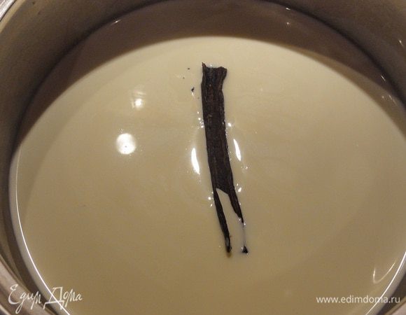 Поставьте молоко на плиту, доведите до кипения и  выньте стручок.