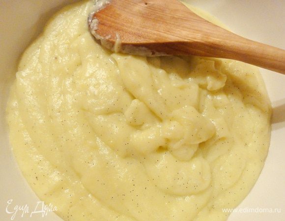 Переложите крем в чистую чашку и уберите остывать.

