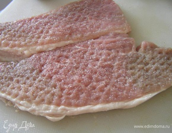 Мясо вымыть, обсушить бумажным полотенцем, отбить, посолить, поперчить.