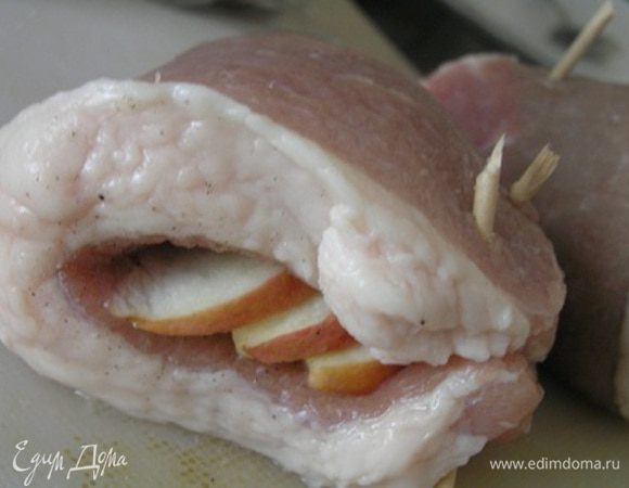 Каждый ломтик мяса с яблоками сложить пополам и аккукатно зафиксировать деревянными зубочистками.