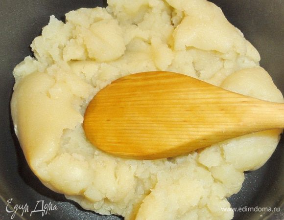 Уменьшаем огонь и интенсивно перемешиваем, пока масса не станет однородной, и не начнет отставать от стенок.