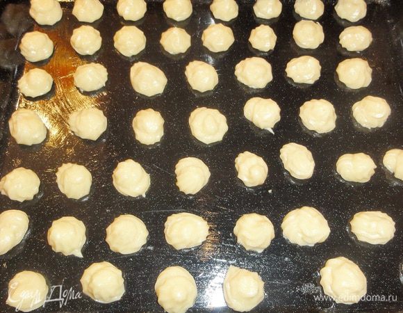 Перекладываем тесто в кондитерский мешок, отсаживаем маленькие профитроли на противень, смазанный маслом (немного!). 