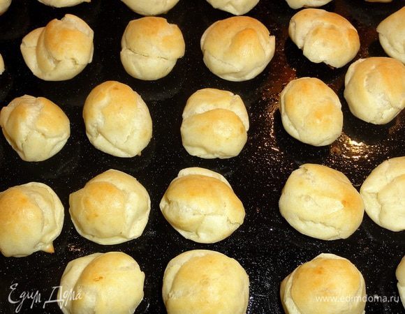 Выпекаем в предварительно разогретой до 180 гр. духовке до золотистого цвета 20-25 минут. Дайте профитролям полностью остыть.