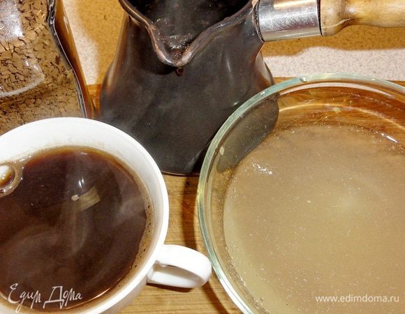 Теперь приступим к приготовлению кофейного крема. Замочите желатин в холодной воде на 40 мин. Сварите кофе, добавьте к нему растворимый и охладите до температуры 35 гр.
Переложите набухший желатин и мешайте до его растворения.