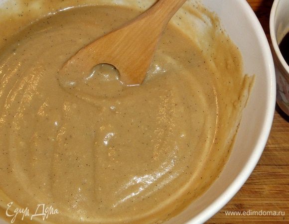 В кофе с желатином положите холодный заварной крем и перемешайте. Взбейте сливки, но не переусердствуйте, иначе начнет отсекаться жидкость. Очень аккуратно  введите не большую порцию крема в кофе и перешивайте. 