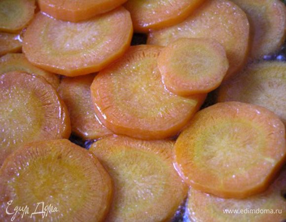 В сковороде нагреть сливочное масло и обжарить морковь (около 10 минут). Посолить, поперчить по вкусу.