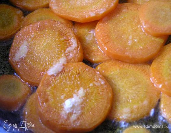 Затем посыпать морковь сахарной пудрой и готовить. помешивая, пока сахар не начнет карамелизироваться.