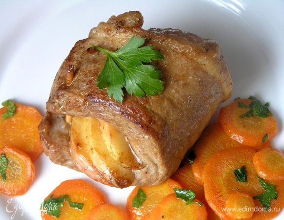 Готовые шницели подавать с морковным гарниром.