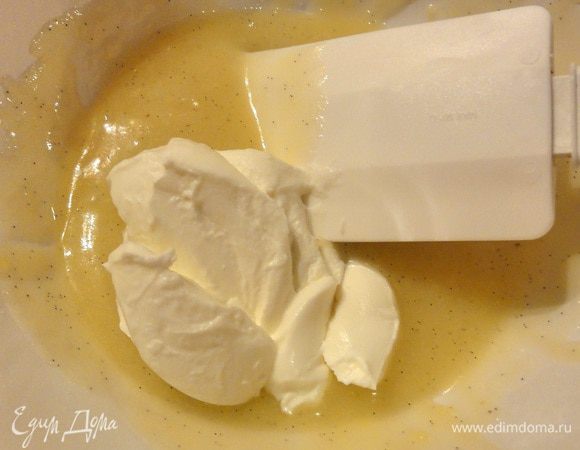 Добавляем в крем маскорпоне и перемешиваем,  добавляя к нему жидкие сливки.