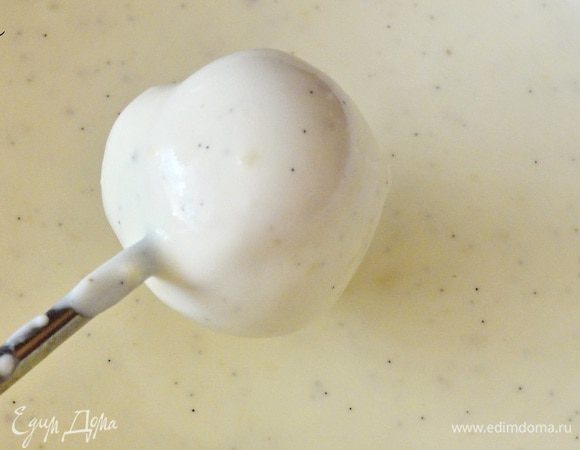 Затем мы глазируем профитроли с помощью вилок или кулинарной иглы.