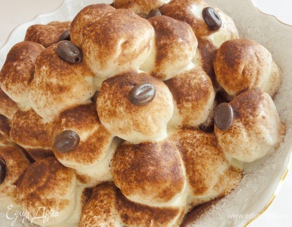 Ну а если тубуса нет, то профитроли можно выложить в красивое блюдо или креманки. Не пожалейте своего времени, попробуйте сделать этот десерт и насладитесь по истине королевским десертом!